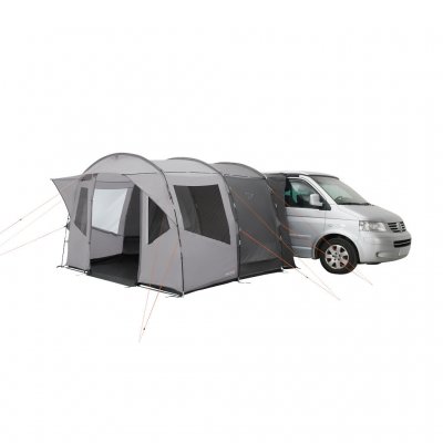 Easy Camp Reine har en stor regnskyddad ingång fram på biltältet.