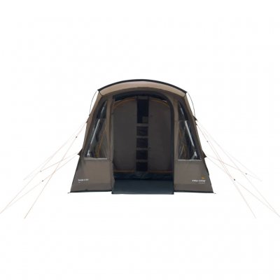 Dörren fram till Senja 4 helt öppnad. Man ser in till det stora allrummet och den mörklagda sovkabinen