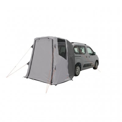 Easy Camp Krossbu Mini sett snett framifrån med stängd dörr – ger ett väderskyddat och privat utrymme vid campervanen