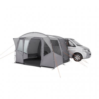 Easy Camp Reine har en stor regnskyddad ingång fram på biltältet.