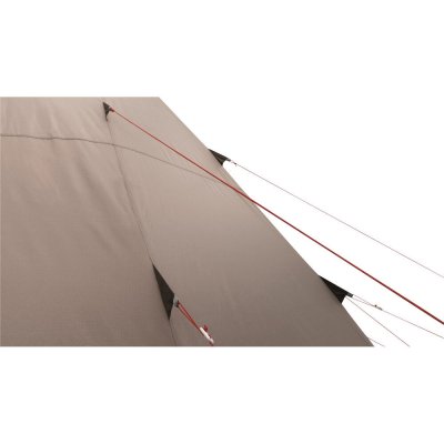 Stormlinor och förstärkta fästen gör tältet mycket tåligt mot vind.