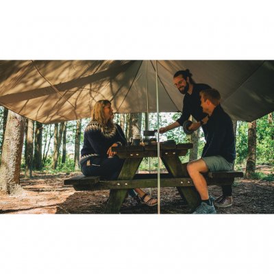 Rymlig tarp med plats för ett bord.
