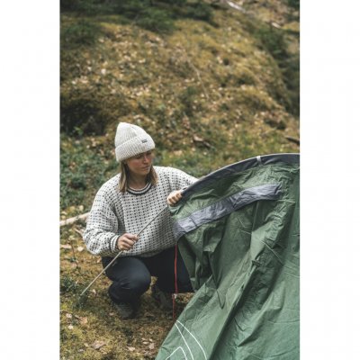 Integrerade stångkanaler med förslutna ändar och färgkodade stänger gör tältet lätt att montera