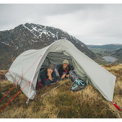Person sover bekvämt i Robens Sprinter 3 LW tält – rymligt och skyddande för en god natts sömn