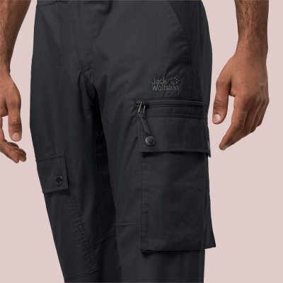 Friluftsbyxa med två sidofickor och tre benfickor.