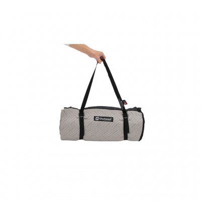 Den måttanpassade tältmattan till familjetältet Outwell Phoenix 5 är väldigt packvänlig.