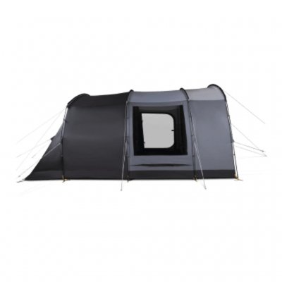 Stora fönster med gardiner och ventilation under fönstren.