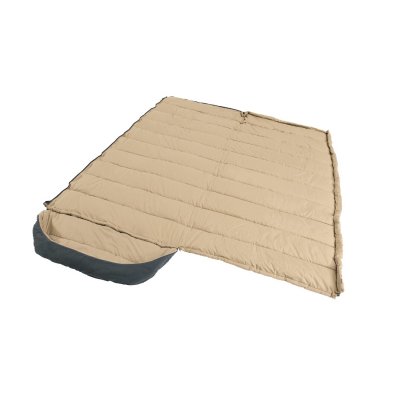 Sovsäcken kan öppnas upp till ett täcke.