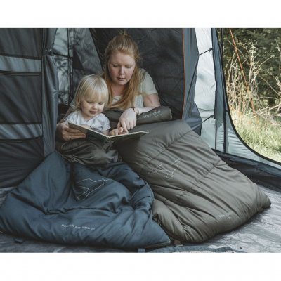 Prisvärd och skön barnsovsäck som klarar av stora delar av campingsäsongen