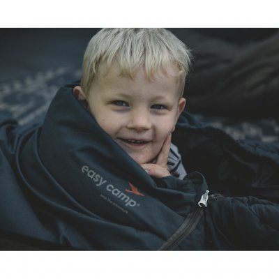 Tack vare ett bekvämt foder i borstad polyester får barnet en skön sovupplevelse