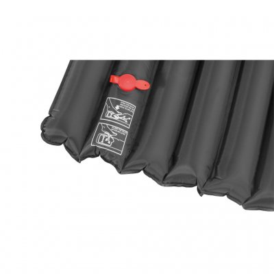 Inbyggd fotpump och stor ventil underlättar fyllning av madrassen