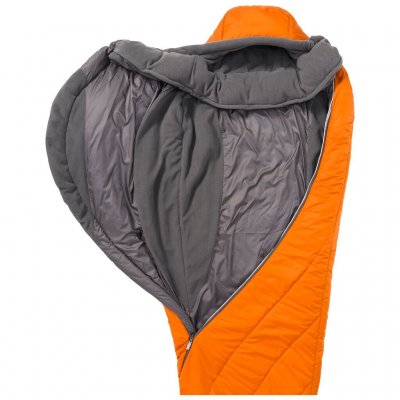 Foder i fleece på känsliga områden ger extra komfort i sovsäcken.