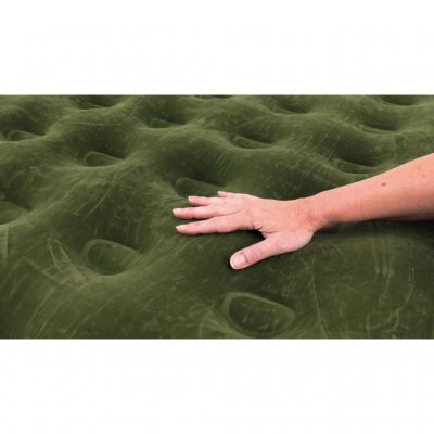 Mjuk velour på ovansidan ger luftmadrassen en behaglig känsla.