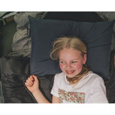 Tillverkad av hållbara material med återvunnen polyesterfyllning och PFC-fritt skal.