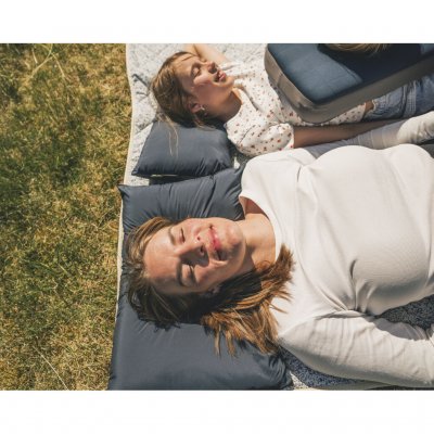 En praktisk campingkudde som ger stöd och komfort under natten.