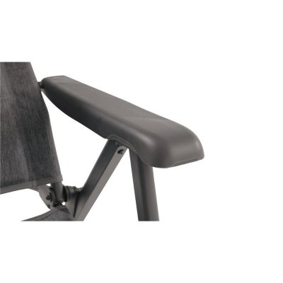 Campingstolens ryggstöd är enkelt att justera med de greppvänliga armstöden.