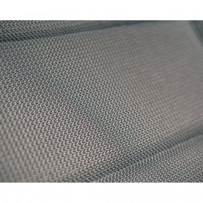 Snabbtorkande material i sits och ryggstöd på campingstolen.