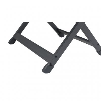 Tack vare en stabil konstruktion kan fotstödet även fungera som en pall med en maximal belastning på 100 kg.