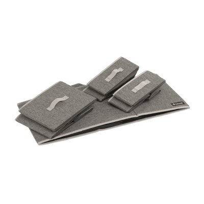 Sängbordet fälls enkelt ihop och tar liten plats i packningen.