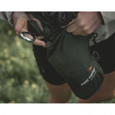 Bärväska för att packa ner hammocken medföljer.