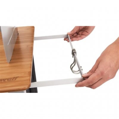 Utdragbar hållare för en Outwell Collaps diskbalja underlättar matlagningen på campingplatsen.