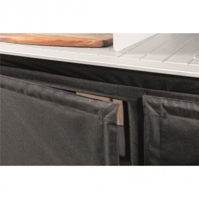 Dörrrar med magnetlås gör den enkel att hantera.