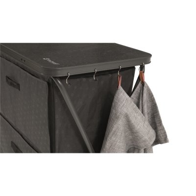 Förvara din campingutrustning på sidorna via krokar eller fickor.