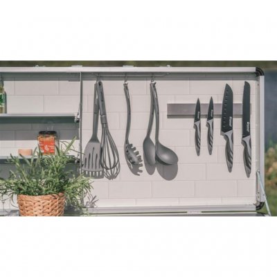 Insidan av locket ger goda möjlighet att förvara kryddor och annat smått och gott som kan vara bra att ha under matlagningen