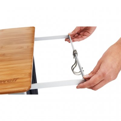 Utdragbar hållare för en Outwell Collaps diskbalja underlättar matlagningen på campingplatsen.