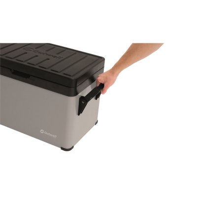 Handtag på sidan gör kylboxen lätt att bära.
