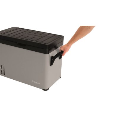 Handtag på sidan gör kylboxen lätt att bära.