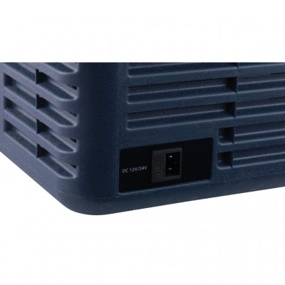 En kontakt för 12V och 230V på sidan av kylboxen.