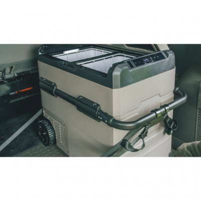 Håller kylboxen på plats under bilfärden.