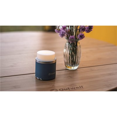 Tältlyktan ger ett trivsamt sken.