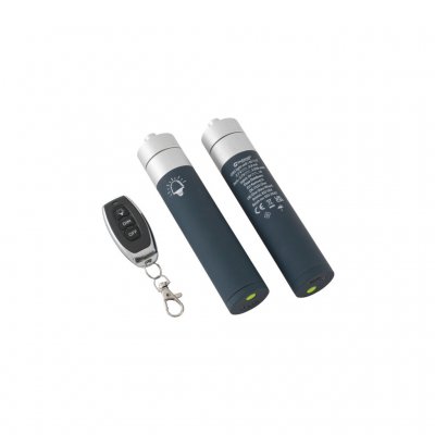 Ljussatsen kommer med fjärrkontroll och två separata ljuskällor.