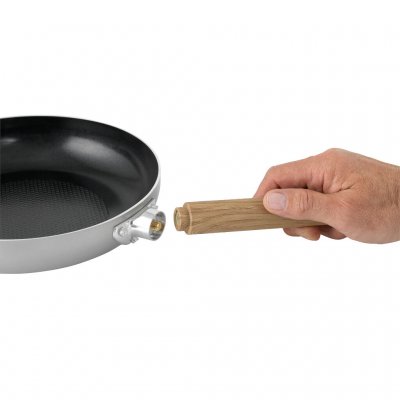 Löstagbart soft-touch handtag och keramisk non-stick-yta på stekpannan.