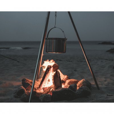 Robust gryta i rostfritt stål anpassad för att hängas över öppen eld.