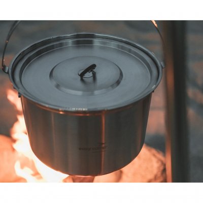 4-liters gryta i rostfritt stål. Designad för att hänga över öppen eld.