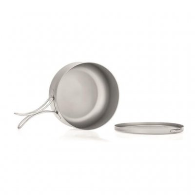 Tillverkad av Titan vilken gör den rostfri och mycket lätt