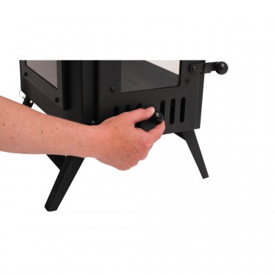 Skjut reglaget åt sidan för att öppna spjället på tältkaminen.