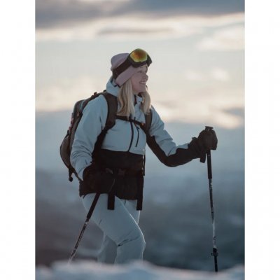 Vinterjacka i dam modell för skidåkning och andra vinter aktiviteter.