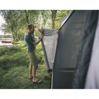 Njut av en flexibel ingång med två fullt öppningsbara sidor med mesh-dörr – perfekt för campingäventyr!