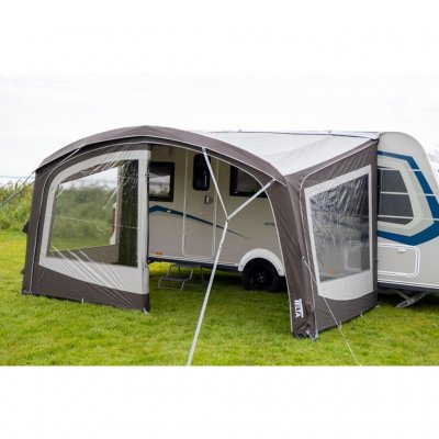 Frontpanelen kan vikas undan för att skapa en entré