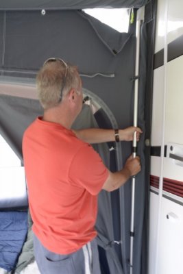 Stängerna är lätta att fästa på förtältet.