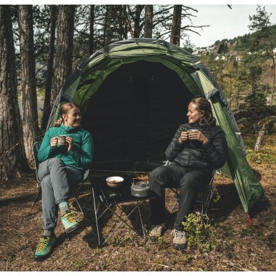 Robens Cima Versa 4 – njut av naturen med generöst utrymme i tältets absid, perfekt för avkoppling med stolar och bord.