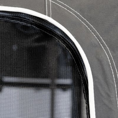 Myggnätet fäst med dragkedjor och ger möjlighet att ventilera förtältet.