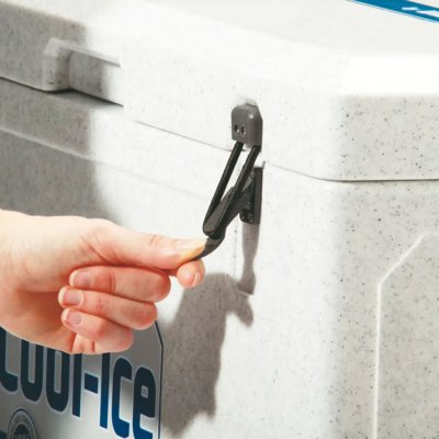 Kraftiga spännen håller kylboxen tät.