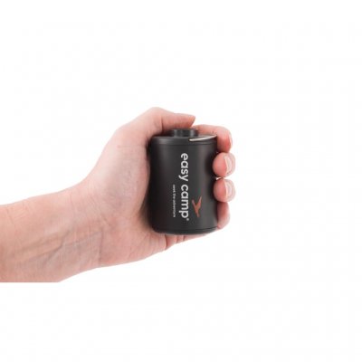 Det nätta formatet på pumpen gör den enkel att ha med på resor.