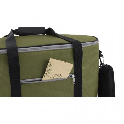 Kylväskan har en sidoficka med blixtlås.