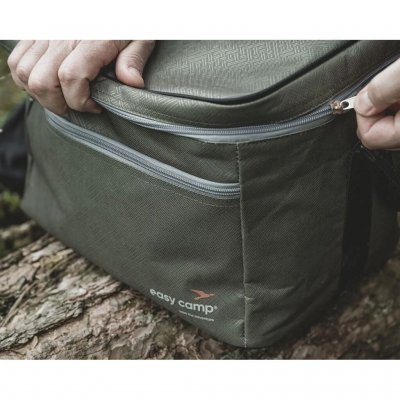 Kylväskan har en stor övre öppning med blixtlås.